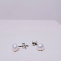 Freshwater Pearl Post Earrings in Cream 